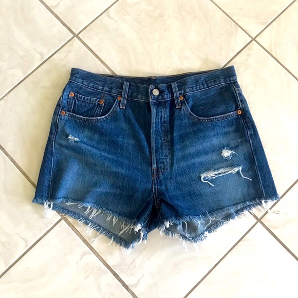 New Levi 501 high-rise distressed denim shorts - Picture 4 of 6